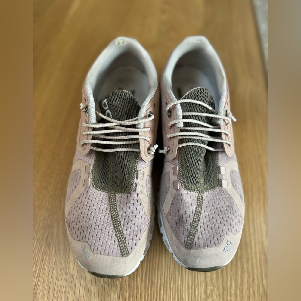 Women’s ON brand sneakers- size 8.5 women’s